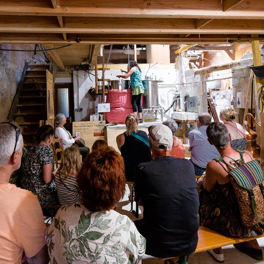 Portes ouvertes ferme Cassiopee Jura demonstration de distillation 1 - Cassiopée Jura